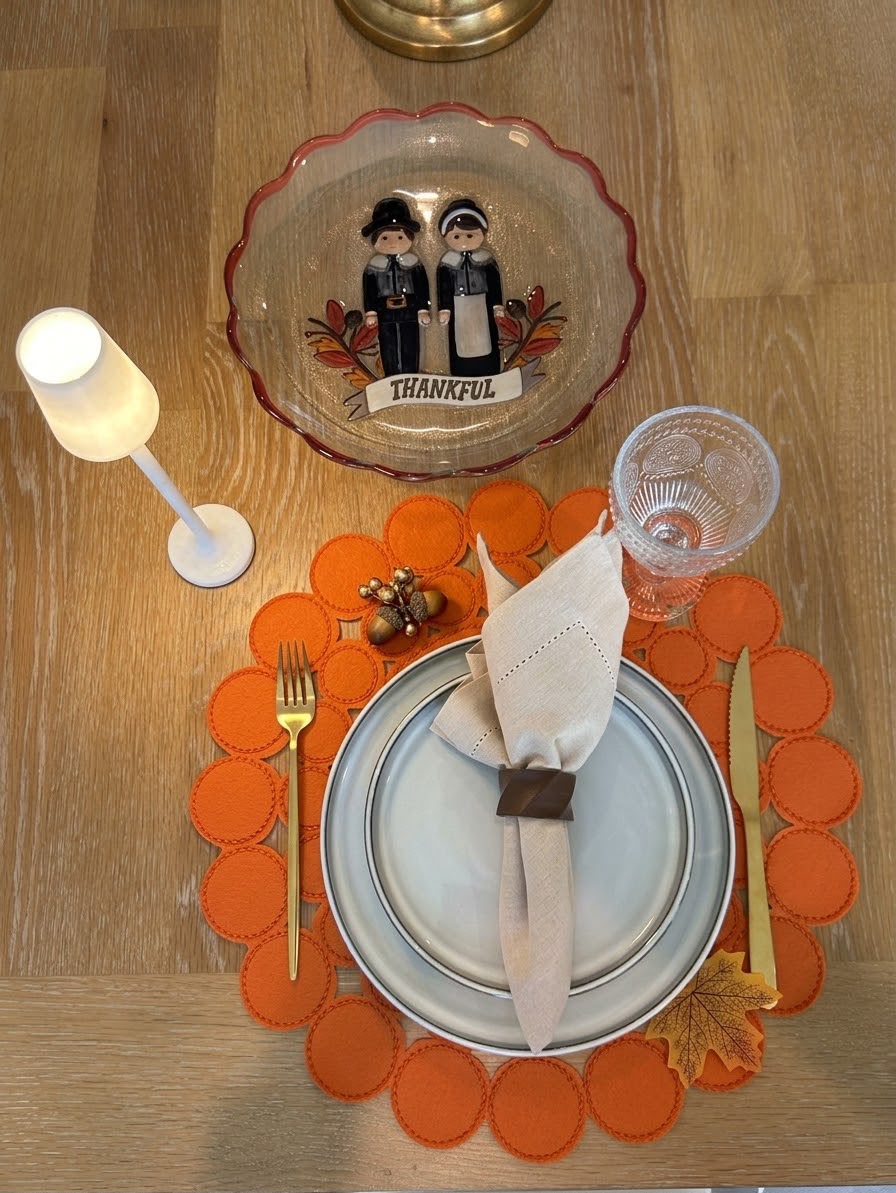 Grateful Gathering - detalhe do jogo americano laranja e guardanapo