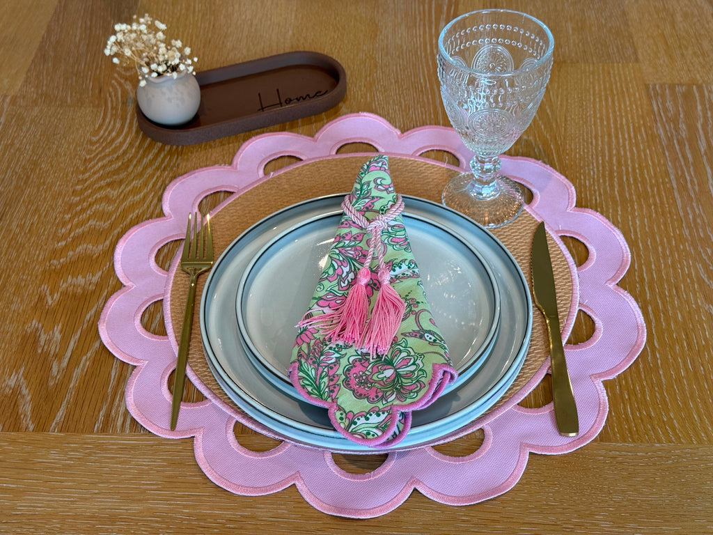 Blushing Garden jute placemat with blush scalloped trim